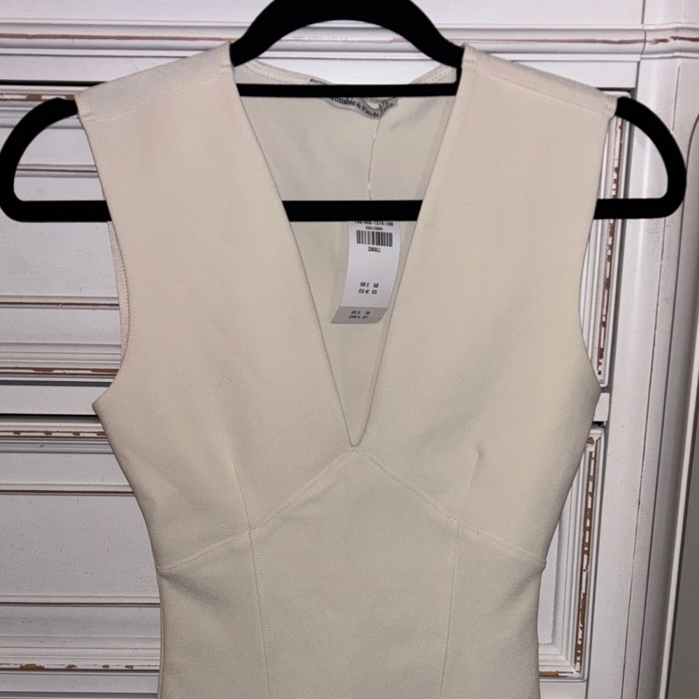 NWT Abercrombie & Fitch Crepe Plunge Bodysuit in CREAM 🍦 - Picture 2 of 12